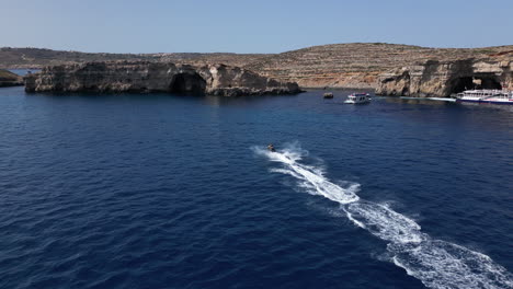 Luftdrohnenaufnahmen-Von-Menschen-Auf-Jetski-Im-Meer-Während