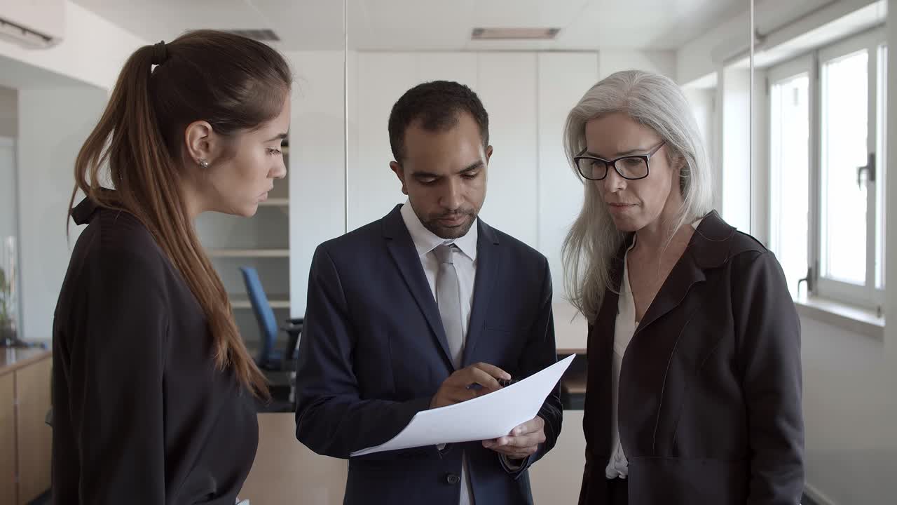 jefe revisando y comentando el informe de los gerentes