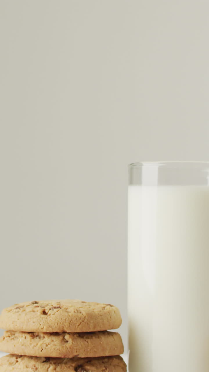 video de galletas con chocolate y leche sobre fondo blanco