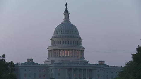 Un-Zoom-En-El-Edificio-Del-Capitolio-En-Dc-Al-Anochecer