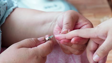 Esteticista-Cosmetóloga-Está-Haciendo-Manicura-En-La-Clínica-De-Cosmetología-Usando-Pinzas-1