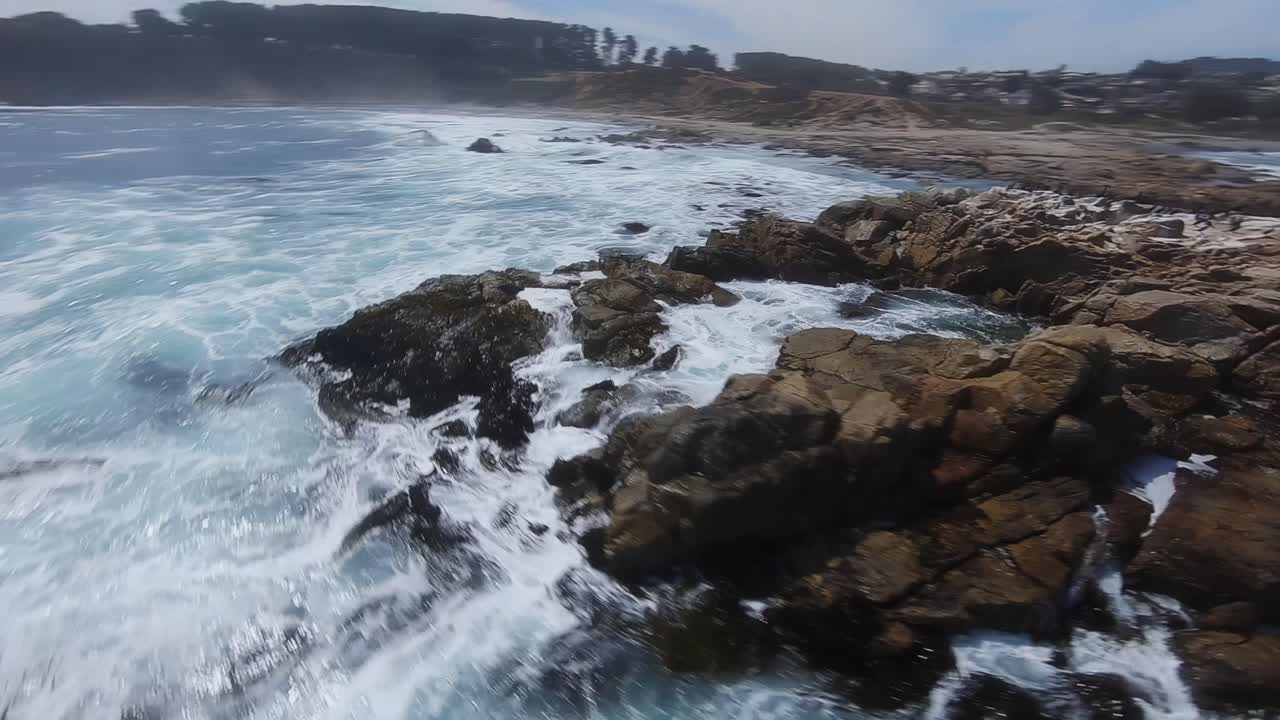 olas del mar ásperas rompiendo en la costa rocosa, espectacular vista aérea fpv