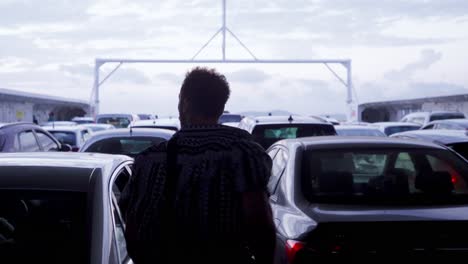 Joven-Caminando-En-El-Ferry.