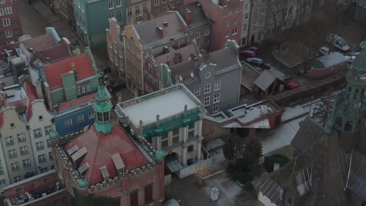 Persone che camminano sui tetti a Danzica, Polonia, durante l'inverno.