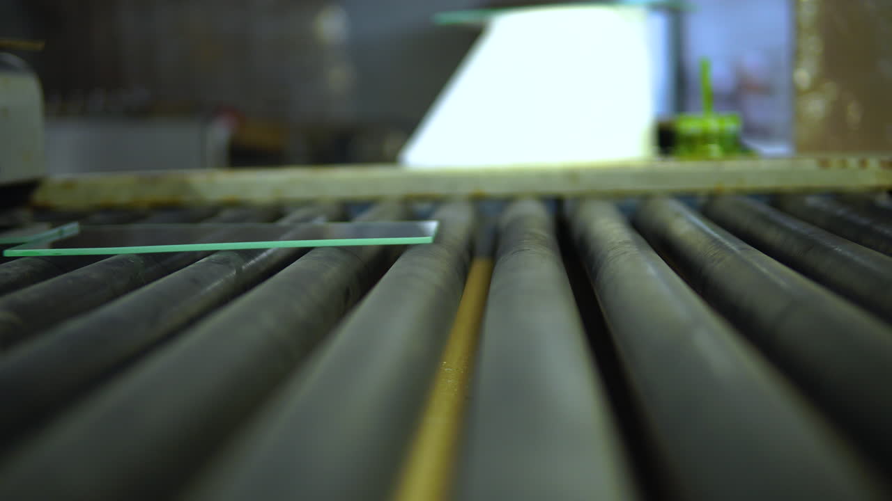 vista de ángulo bajo de paneles de vidrio pequeño en la máquina de laminación