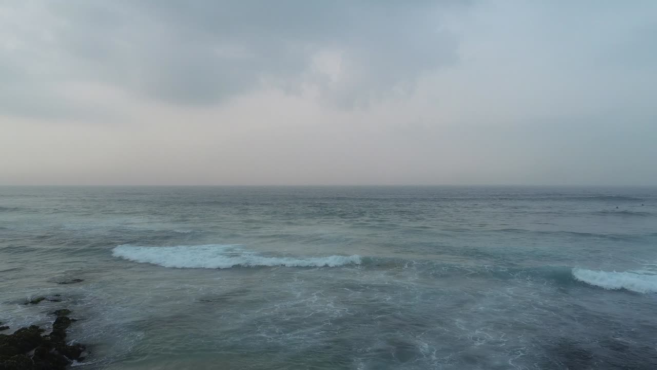 드론 등반: 바다의 파도와 어부 마을 풍경의 공중 영상