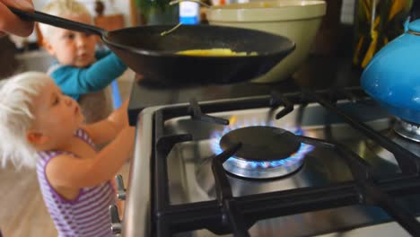 hombre con sus hijos preparando panqueques 4k