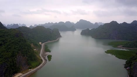 Cat-Ba-Insel-Vietnam-Mit-Gia-Luan-Hafenstraße-Und-Einem-Eingang-Zur-Lan-Ha-Bucht-Im-Norden,-Luftüberflugaufnahme