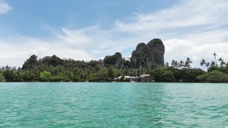 Atemberaubende-Aussicht-Auf-Die-Railay-Felsen-In-Der-Nähe-Von-Krabi,-Während-Sie-Mit-Einem-Longtail-Boot-Mit-Dem-Umliegenden-Türkisfarbenen-Wasser-Abfahren