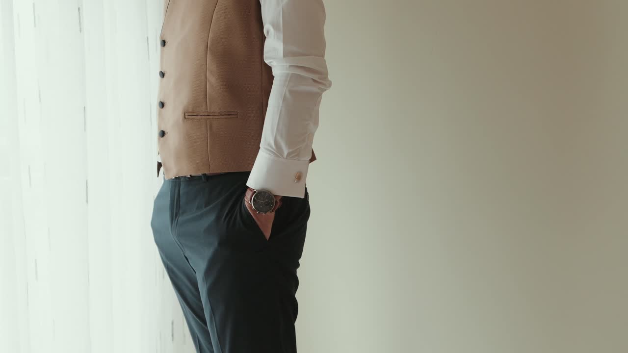 부드러운 자연광이 있는 세련된 정장 스타일 의상 디테일