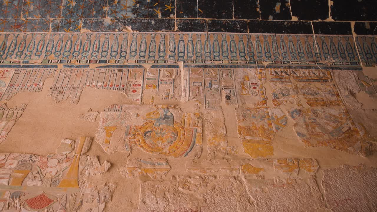 antiguos jeroglíficos a lo largo de una pared del templo