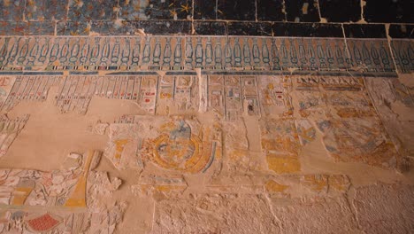 antiguos jeroglíficos a lo largo de una pared del templo