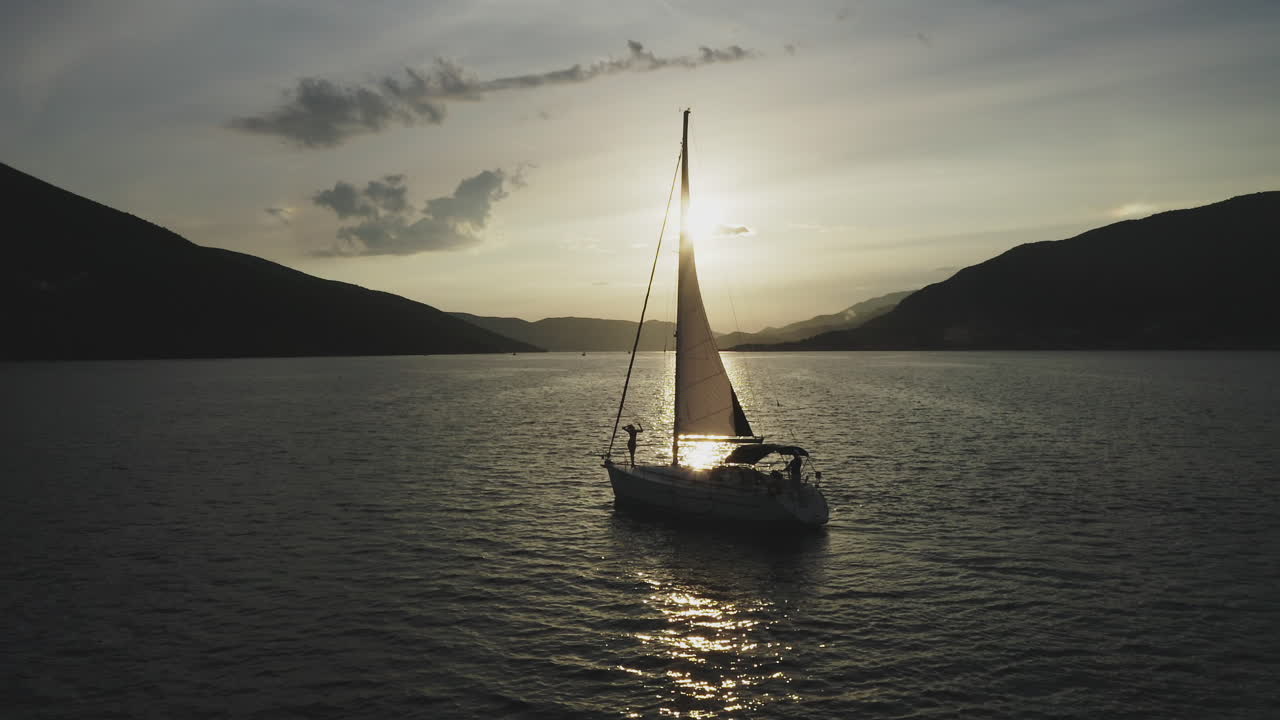 yacht a vela al tramonto