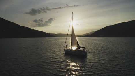 yate de vela al atardecer
