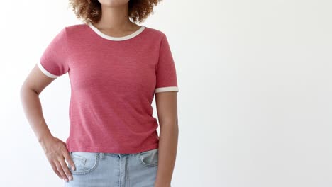 sección media de una mujer afroamericana con una camiseta roja con espacio de copia en fondo blanco.