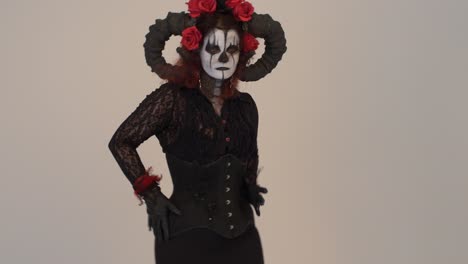catrina cosplay girl tilt up while sensually moving with a light background , medium shot 1
