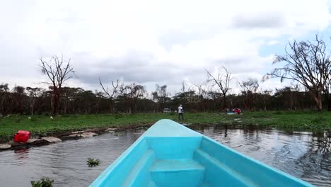barco de fibra azul navegando pantano en isla crescent en día nublado