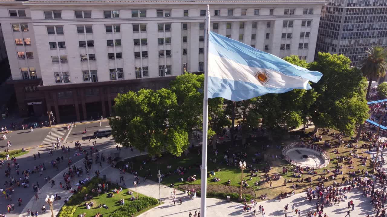 bandera nacional argentina de gran altura ondeando en el viento en el desfile del orgullo lgbt, plaza de mayo, buenos aires