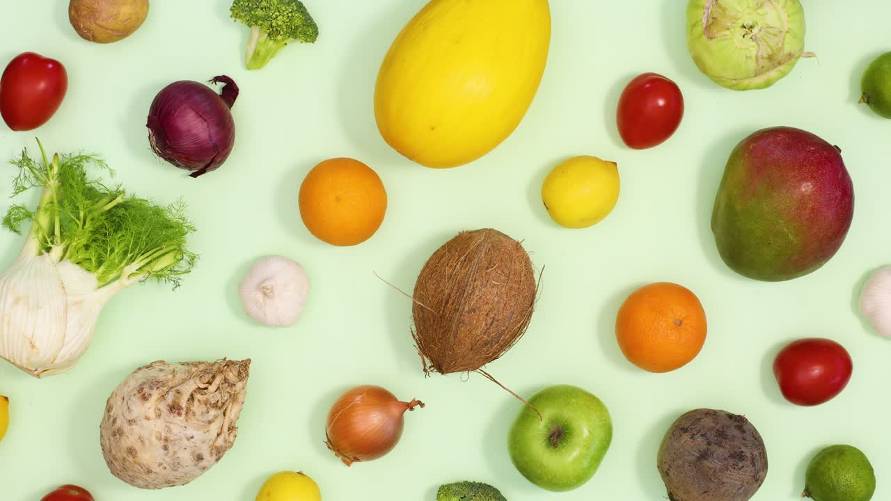 movimiento creativo de frutas y verduras patrón en fondo verde claro. detener el movimiento