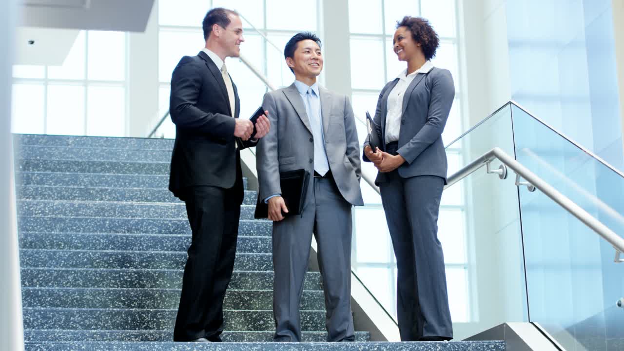 아프리카계 미국인, 아시아계 백인 남성, 노트북을 사용하는 여성