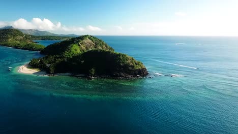 - 在斐济曼塔雷岛的海湾飞行无人机