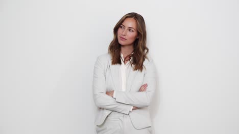 mujer de negocios con traje blanco.