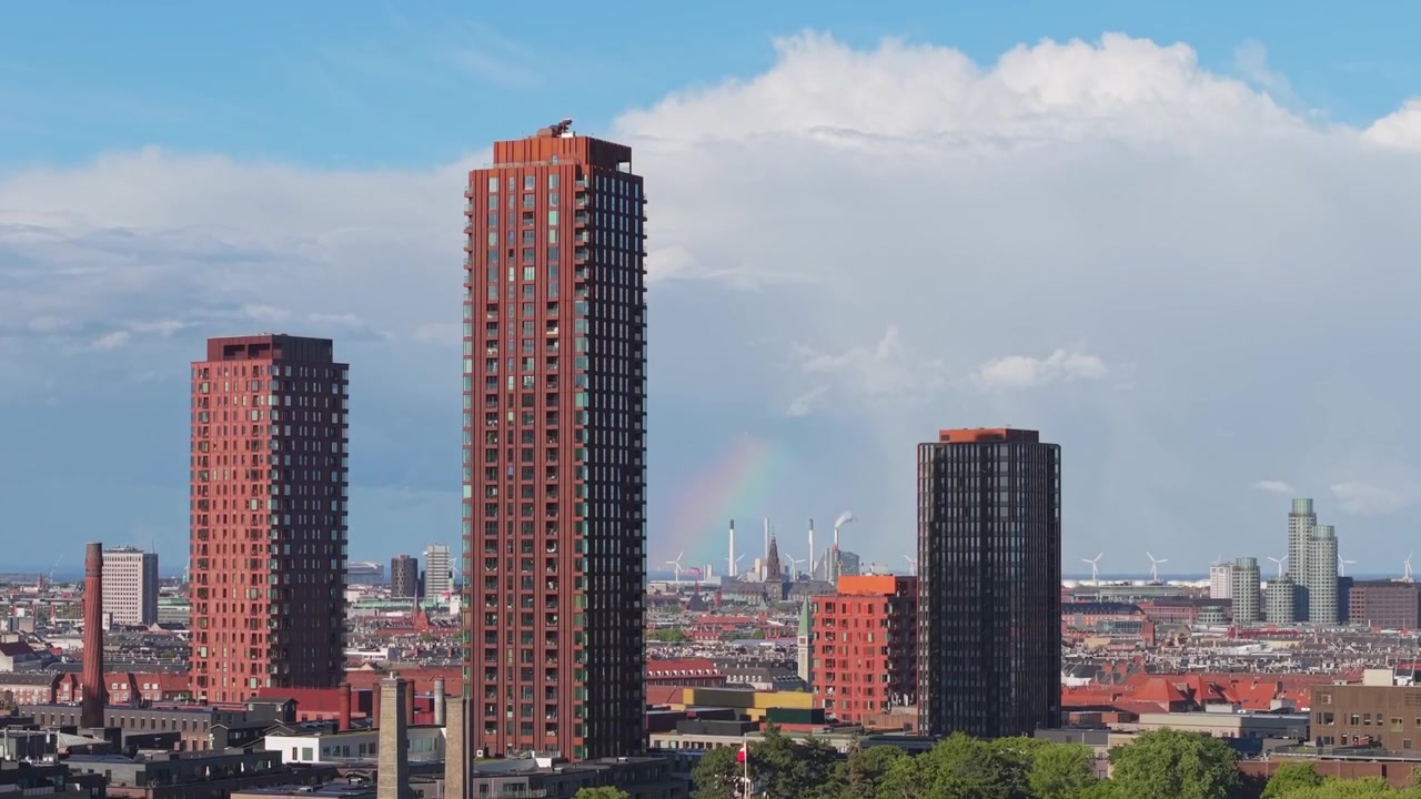Riprese aeree con drone che mostrano il complesso della fabbrica Carlsberg prima di rivelare lo skyline distintivo di Copenaghen, l'architettura storica e i vivaci dintorni urbani.