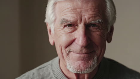 retrato en primer plano de un anciano sonriente