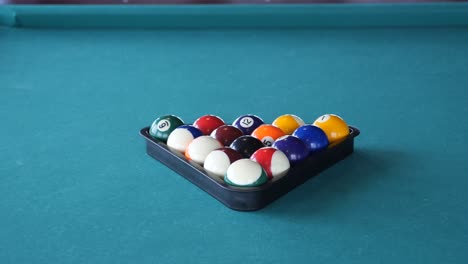 mesa de billar con bolas en el rack