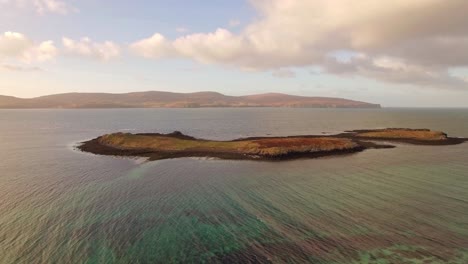 Imágenes-Aéreas-De-La-Isla-De-Skye-Montañas,-Playa-De-Coral-Ríos-Y-Formaciones-Geológicas-Clip-16---Drone