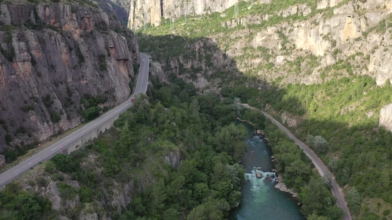 Luftfoto av elven Segre (Catalonia, Spania) med høye fjell i bakgrunnen. Filmet nær Camarasa i Catalonia. Denne videoen ble filmet med Mavic 2 Pro.