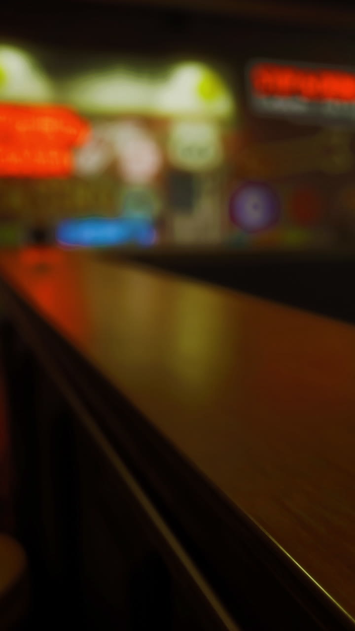 Luci al neon illuminano una vivace scena da bar di notte in una città frenetica.
