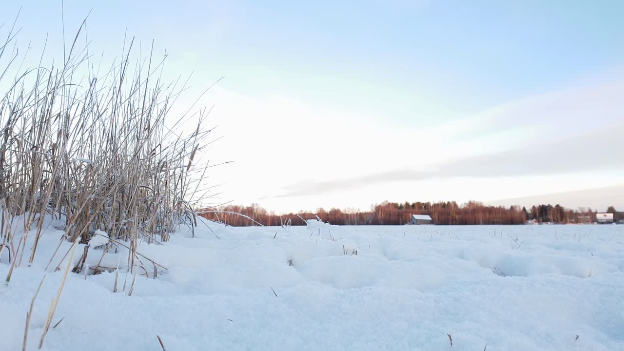 겨울에 atv 쿼드 바이크를 탄 두 사람, 북극의 라플란드, 오른쪽으로 움직이는 시네마틱 슬라이더