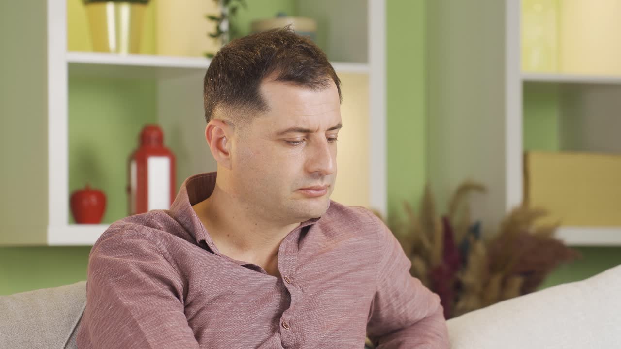 집에 혼자 앉아 있는 사람은 슬프고 실망한 사람입니다.