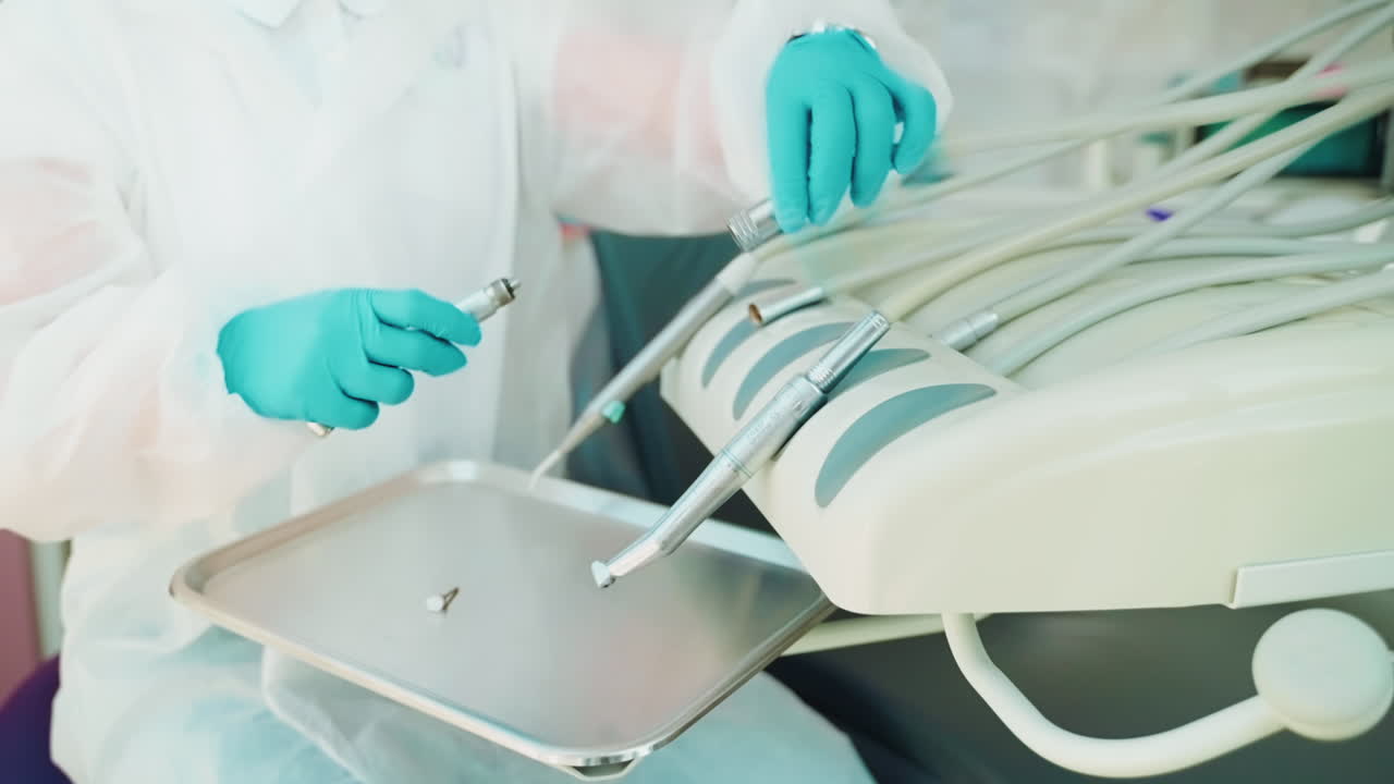 치과 절차를 수행하는 치과 의사