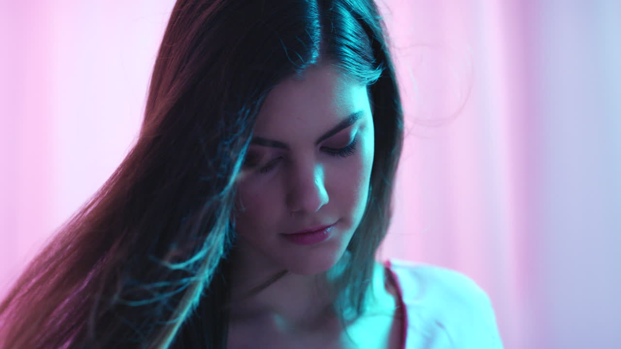 mujer joven con luces rosadas