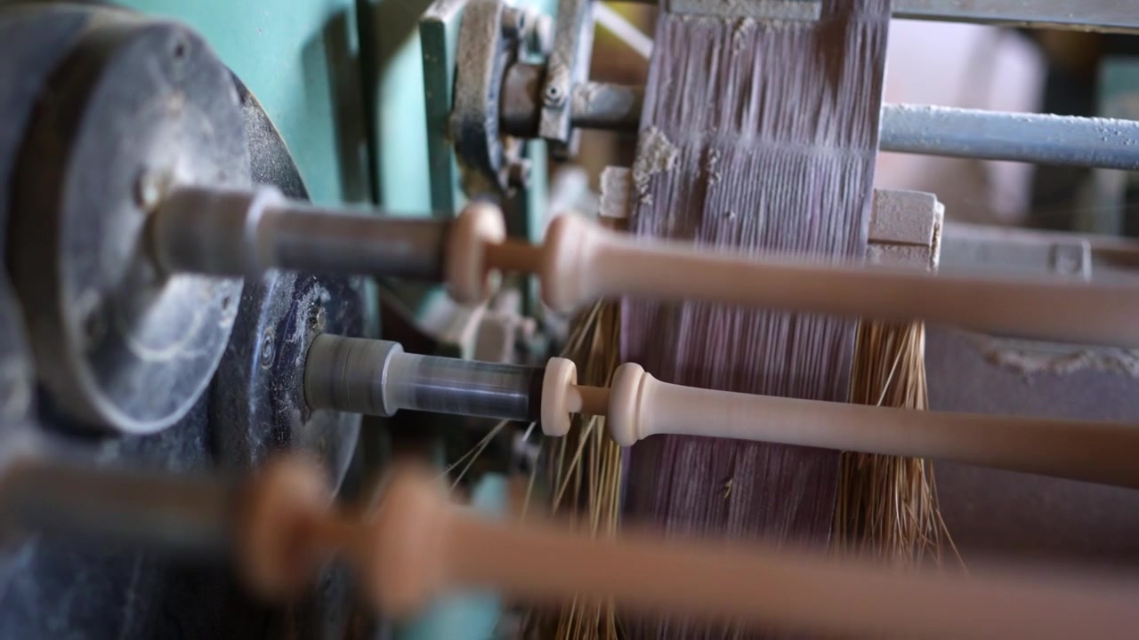 Máquina de carpintería lijando un balaustre de madera