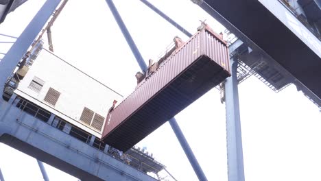 un container viene spostato da un posto all'altro macchinari pesanti al porto di karachi