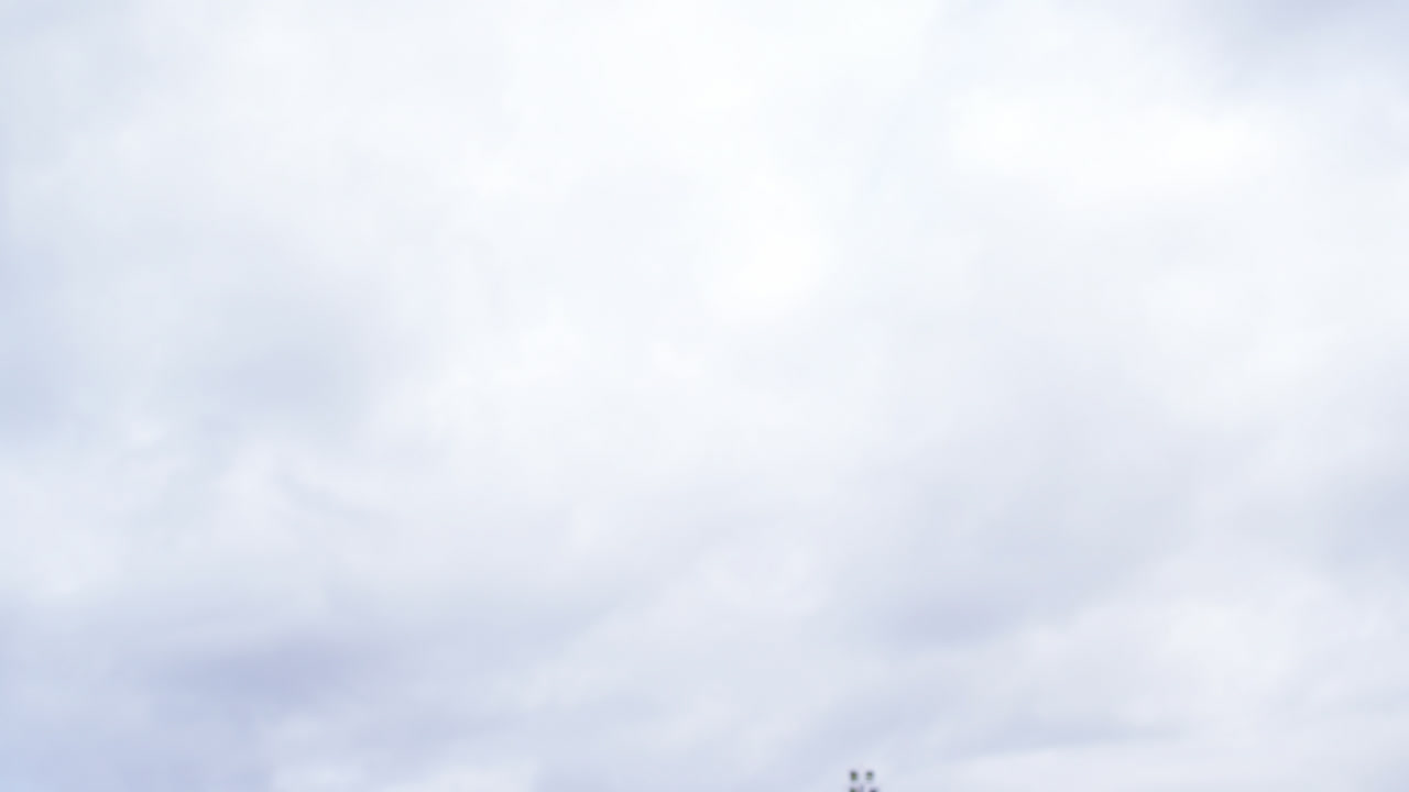 공을 헤딩하는 축구 선수