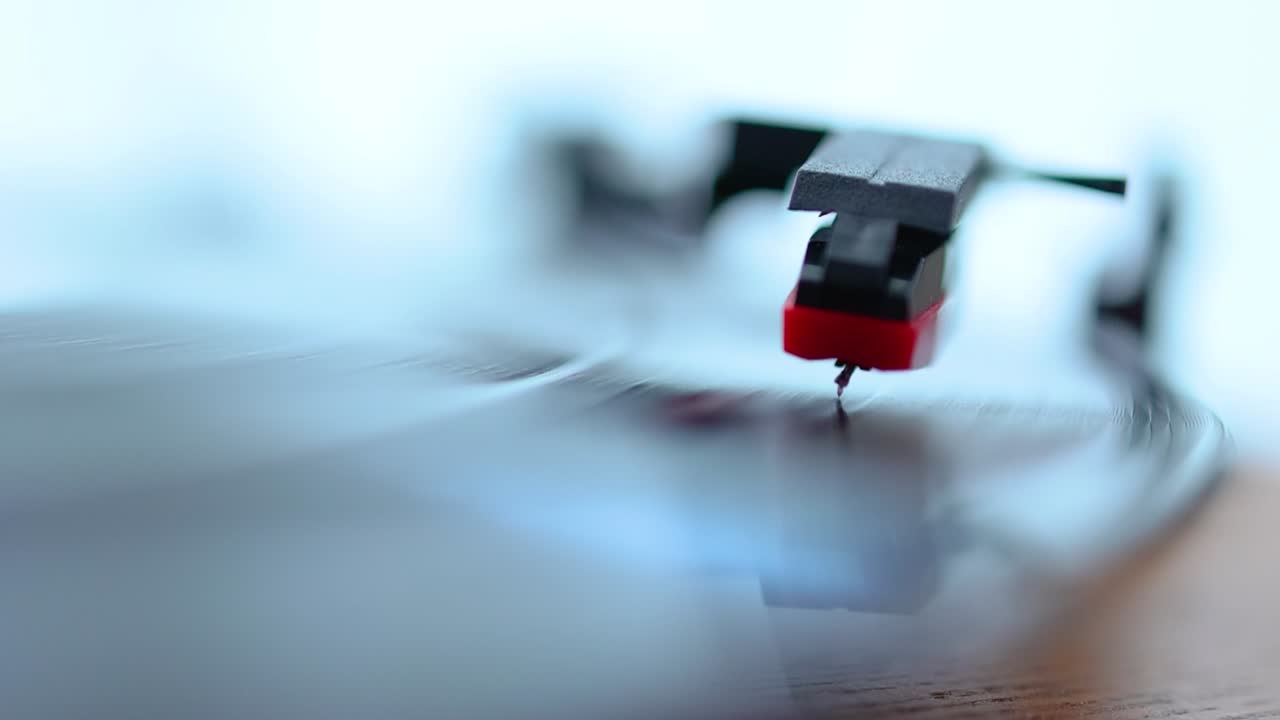 빈티지 레코드 플레이어에서 회전하는 비닐 레코드