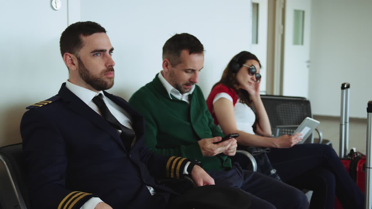 feliz niña linda y papá esperando a mamá, hija agitando la mano, para decir hola. terminal del aeropuerto. disparo cinematográfico en cámara roja.