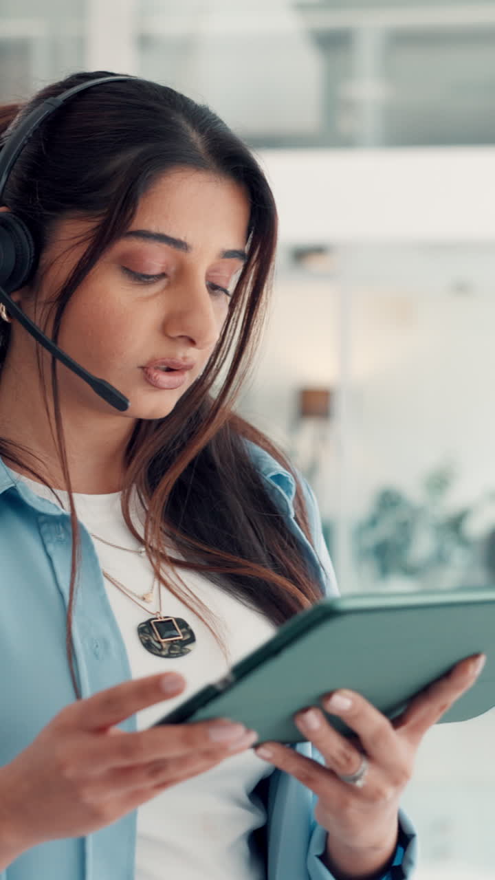 Mujer con auriculares usando una tableta para comunicación empresarial
