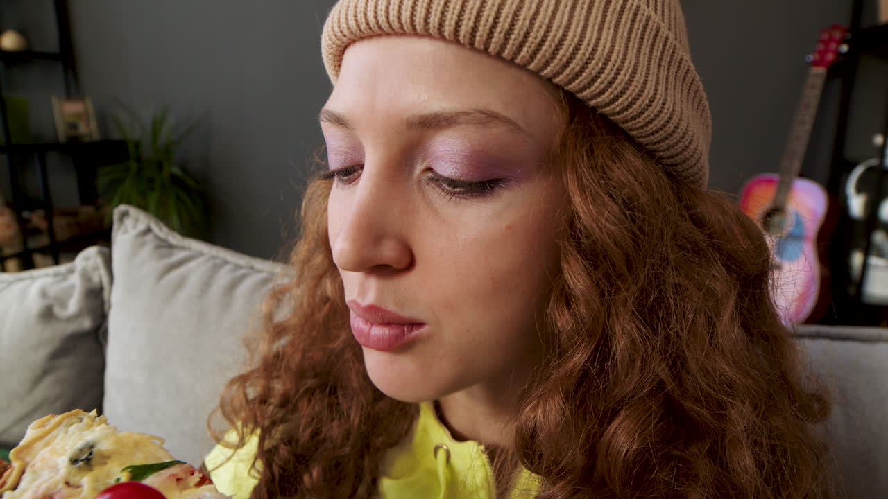 피자를 먹는 여자