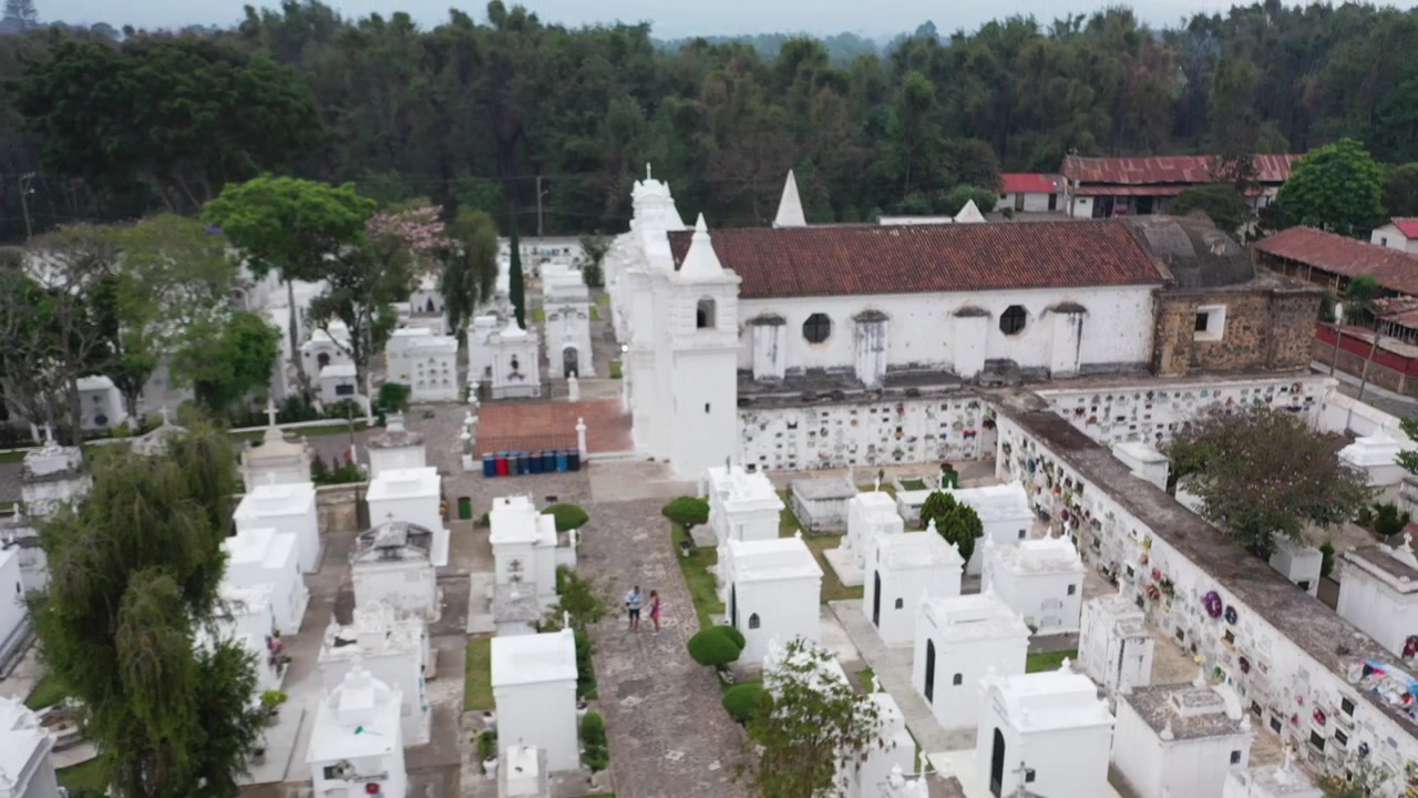 Letecký pohled na hřbitov v Antigue, Guatemala. Oddálení. V pozadí krásné vysoké zelené stromy.