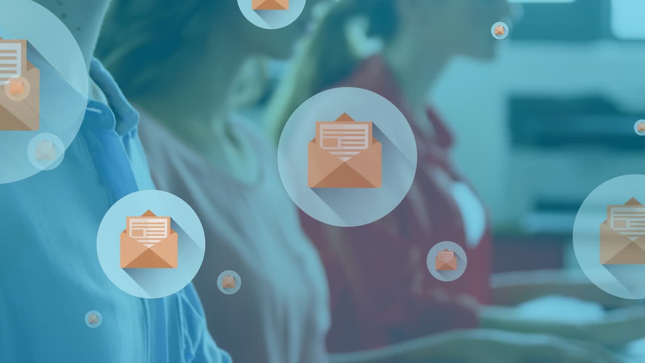 Animazione di icone di messaggi online su diverse persone d'affari che digitano sulle tastiere dei computer