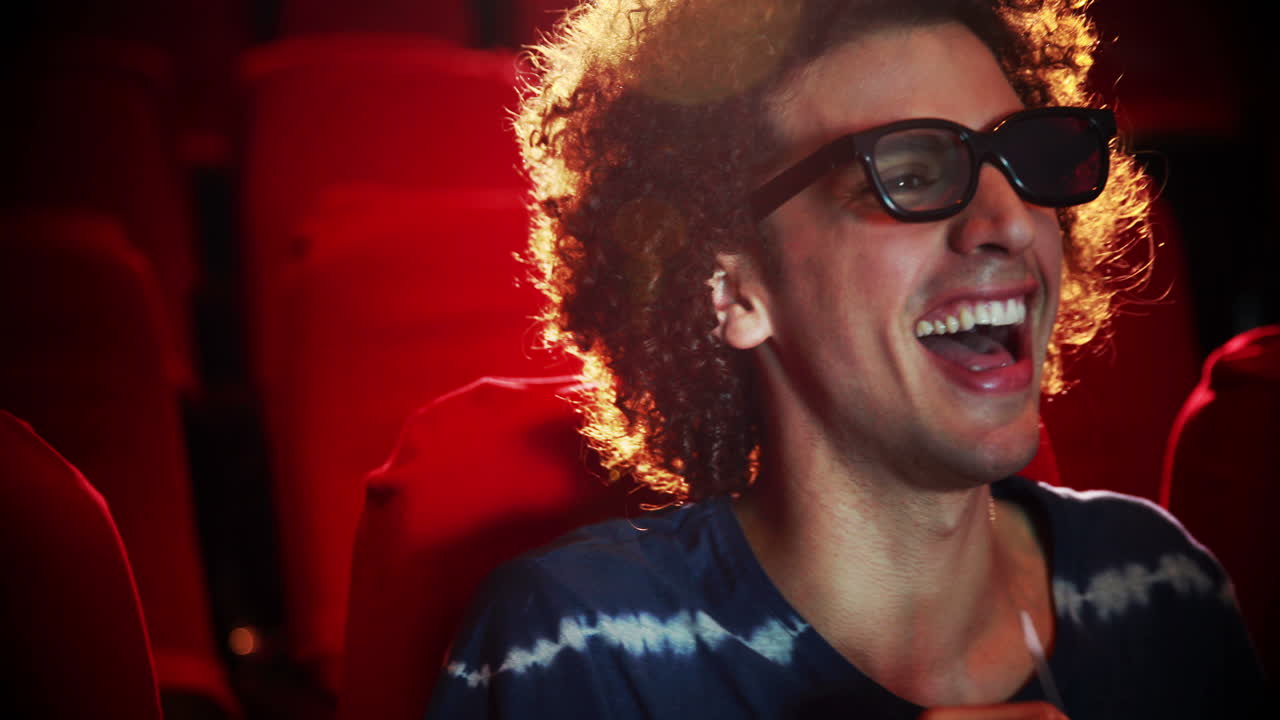 joven feliz viendo una película