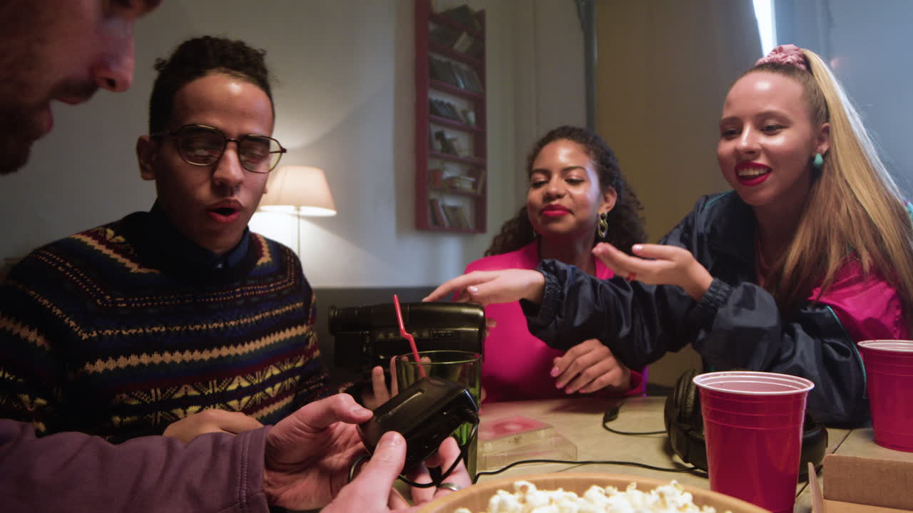 파티에서 빈티지 테크를 가진 사람들