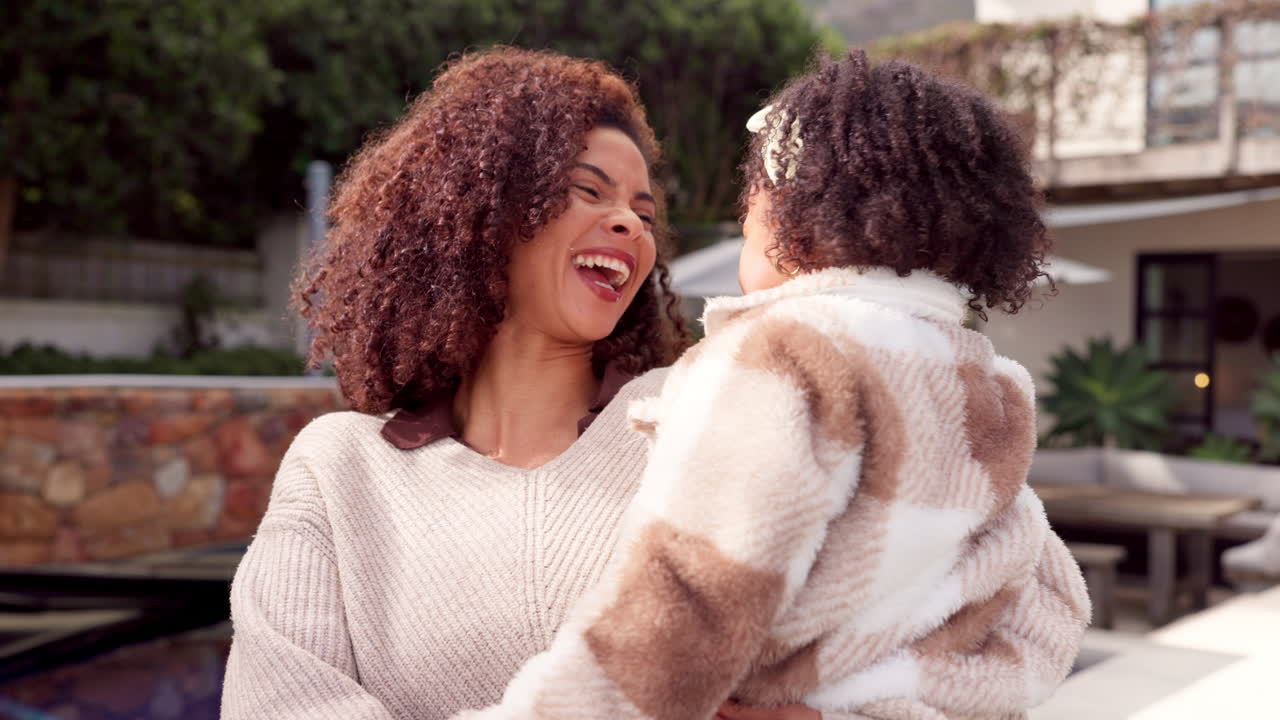 madre y hija felices al aire libre