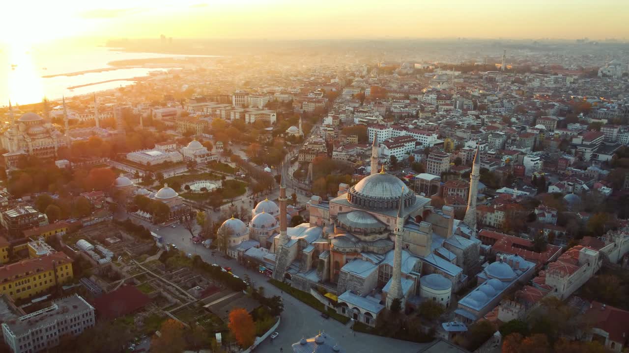 la ciudad más grande de turquía al amanecer. vista aérea de la mezquita de hagia sophia y vista de estambul durante el día