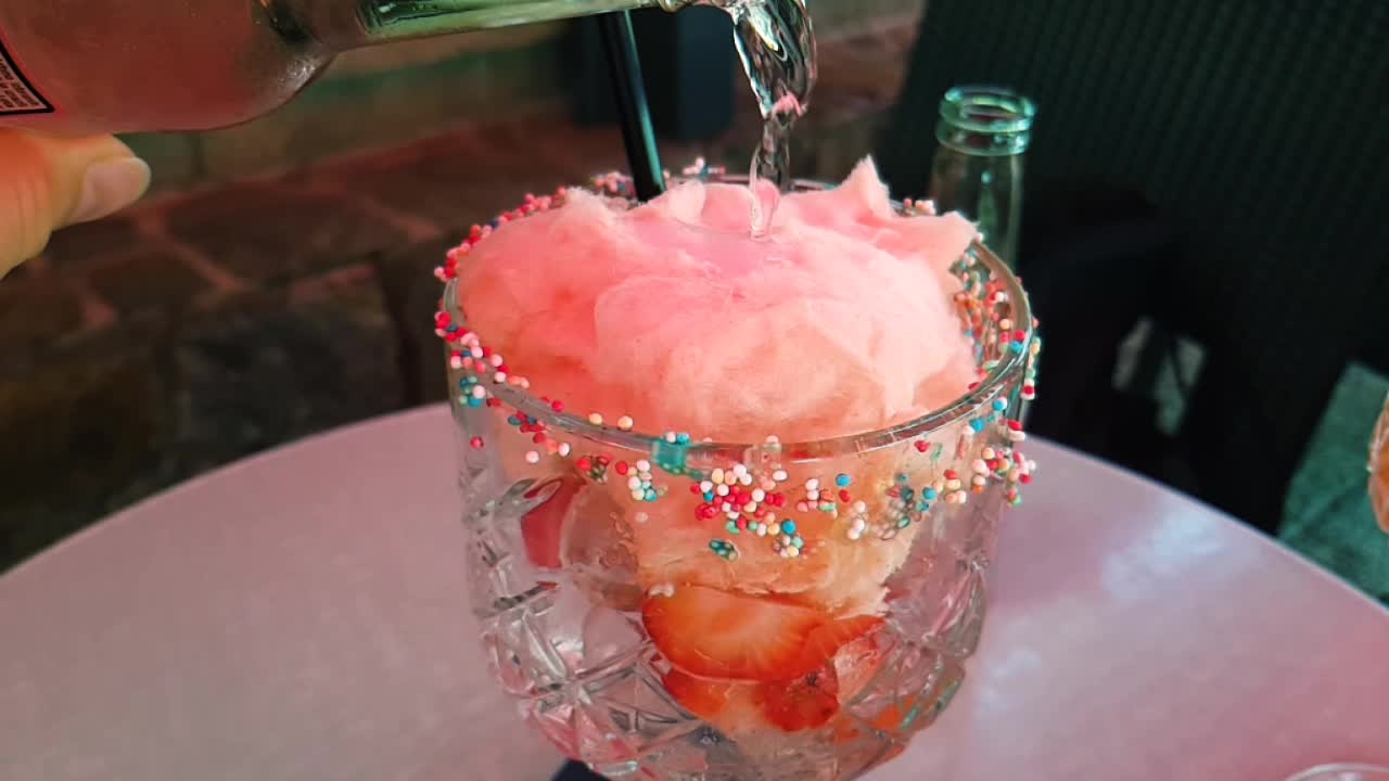 verter tónico de gin unicornio en un cóctel